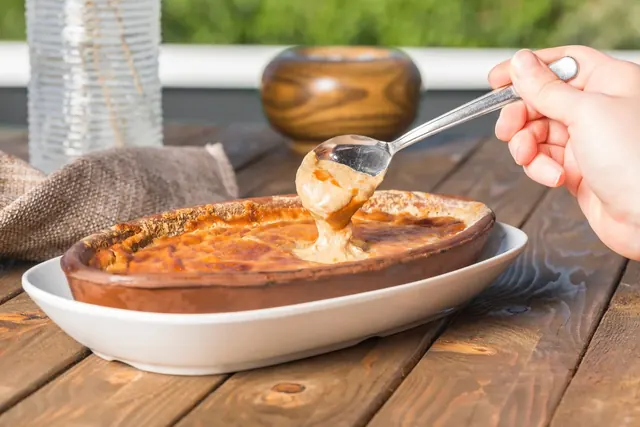 Soikea valkoinen uunivuoka ja kypsä ruoka