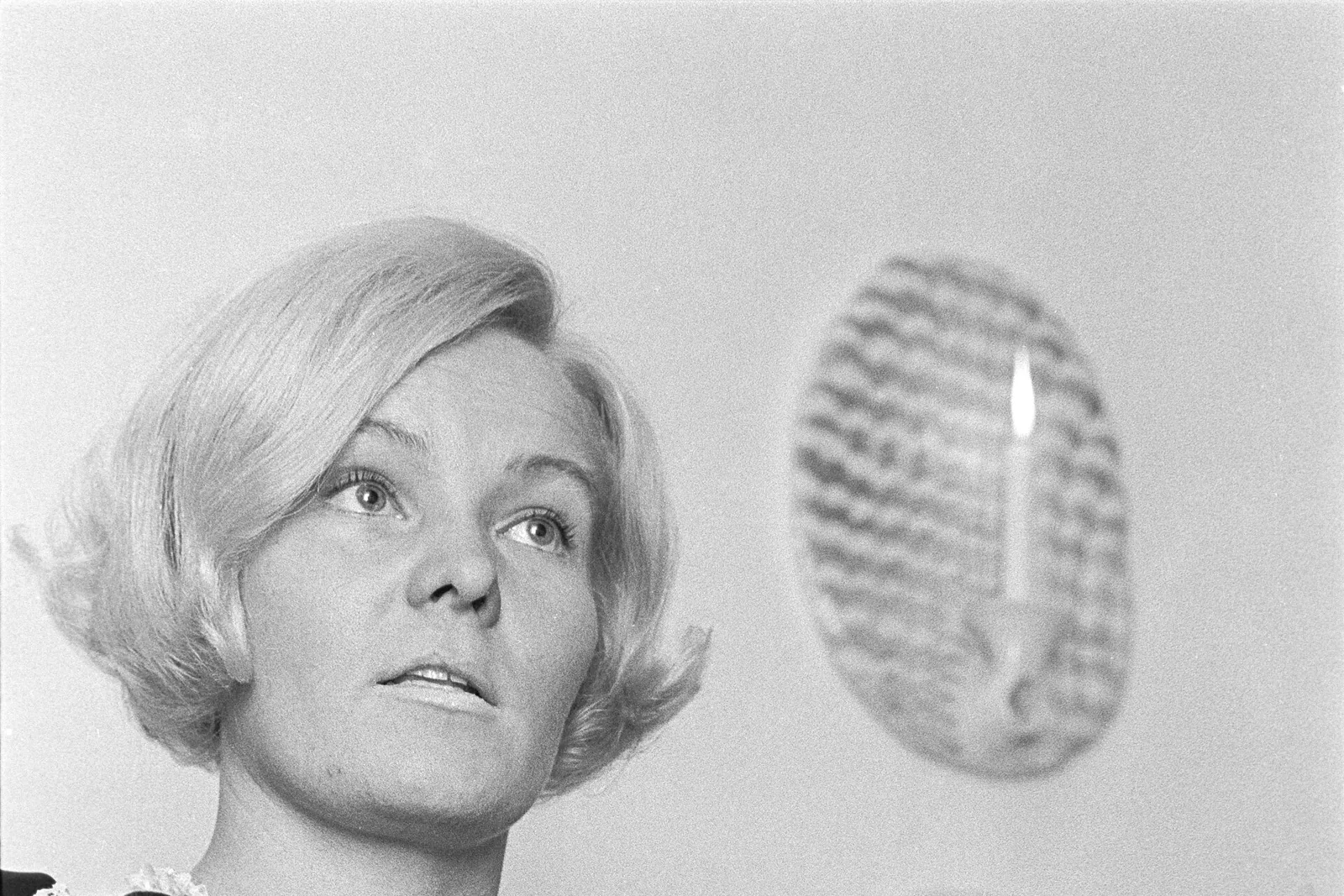 Mustavalkoinen valokuva keraamikko Heljä Liukko-Sundströmistä vuodelta 1969
