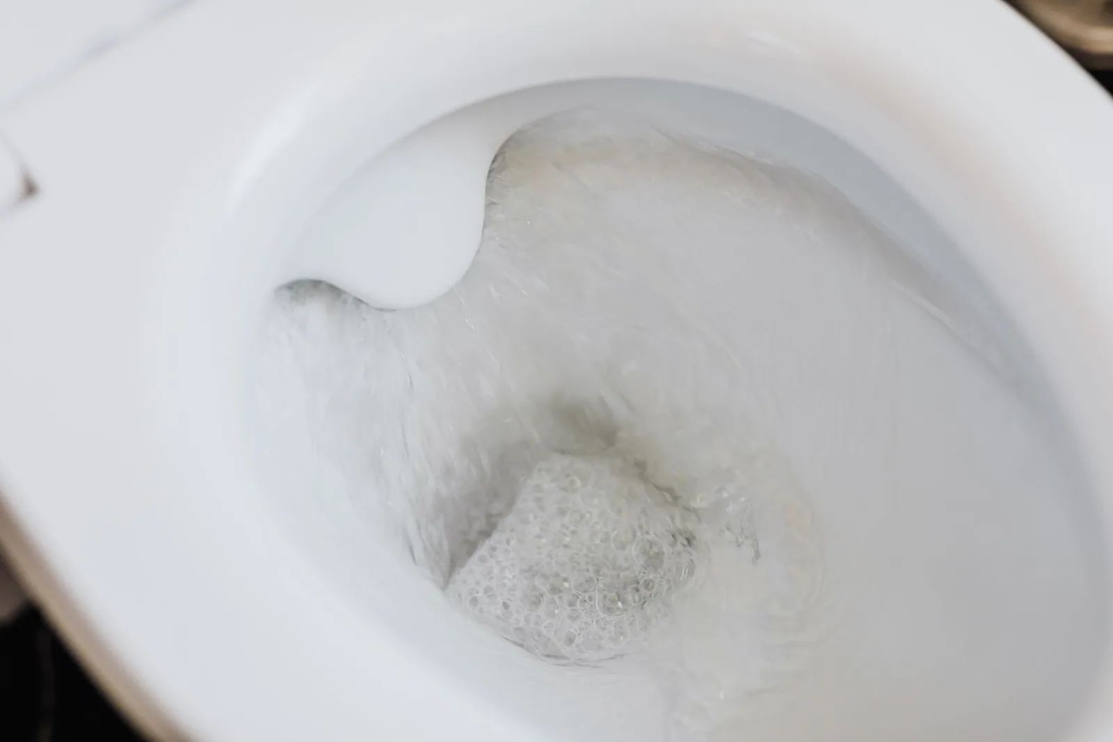 WC-pöntön sisäpuoli ja vesi